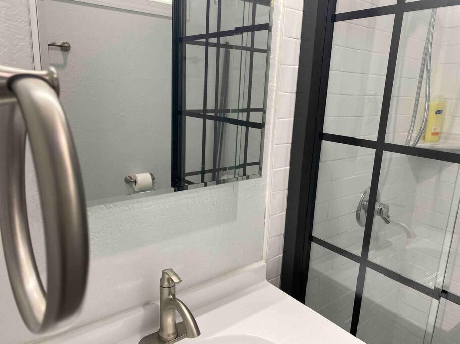Contemporary 1-Bedroom Private Bungalow Walk To Armature & Riverwalk Tampa Exterior photo